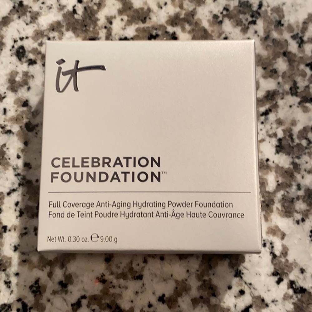 It Cosmetics Celebration Foundation in Light